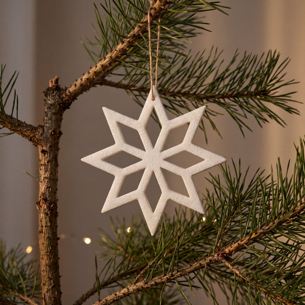 Julestjerne i dansk design til juletræ eller adventsgaver – dekorativt julepynt i hvid