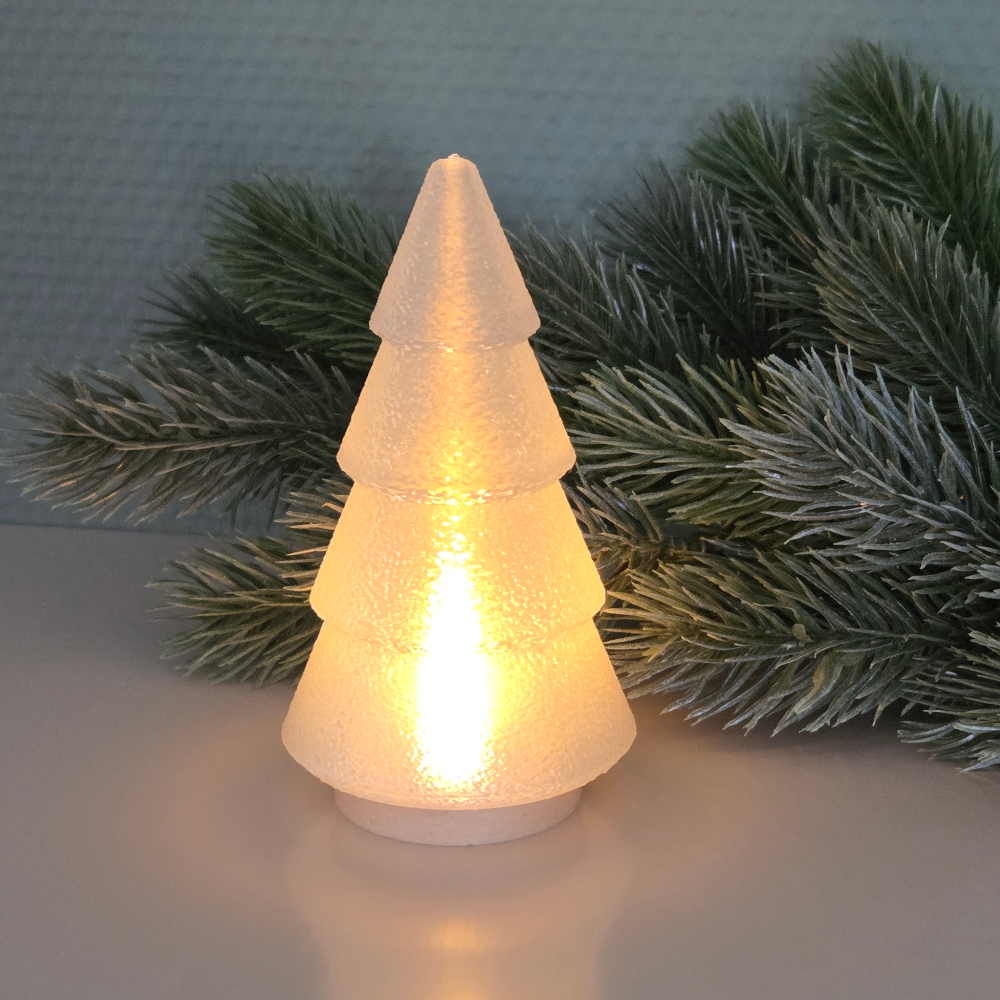 Juletræ fyrfadsstage som julepynt og julelysestage med blødt lys, placeret foran gran, produceret med 3D print