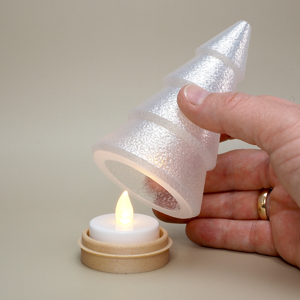 Juletræ fyrfadsstage i transparent materiale med aftagelig top og bund i træ, anvendt som julepynt og julelysestage