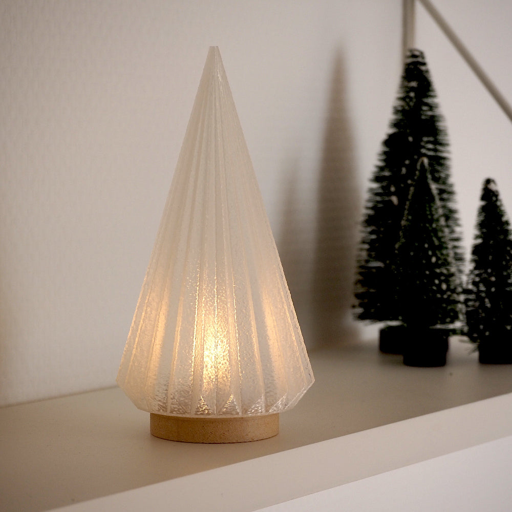 Kegle juletræ med blødt lys – rolig juleopstilling i lyse nuancer, skabt med omtanke og sans for balance