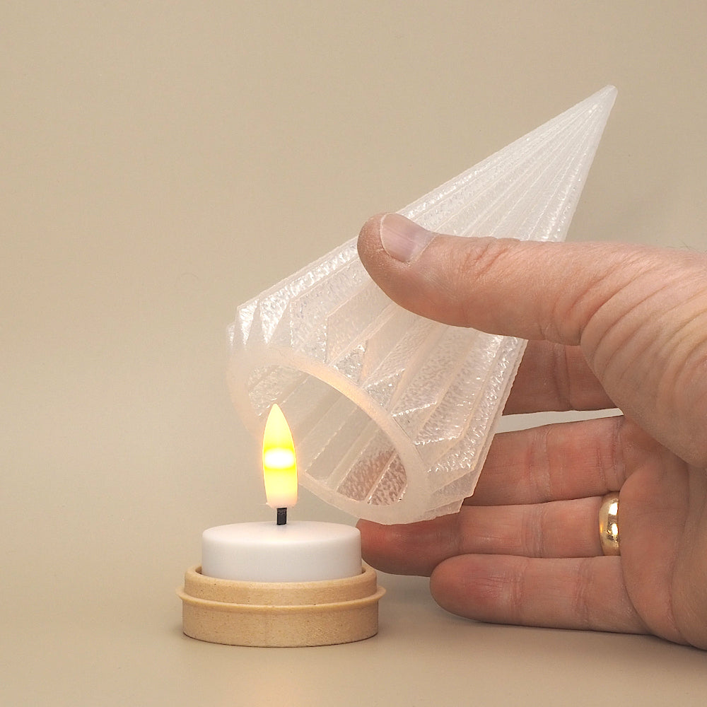 Kegle juletræ fyrfadsstage i birk – stille hverdagsøjeblik med lys, nærvær og små detaljer valgt med omtanke