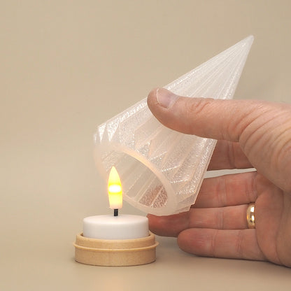 Kegle juletræ fyrfadsstage i birk – stille hverdagsøjeblik med lys, nærvær og små detaljer valgt med omtanke