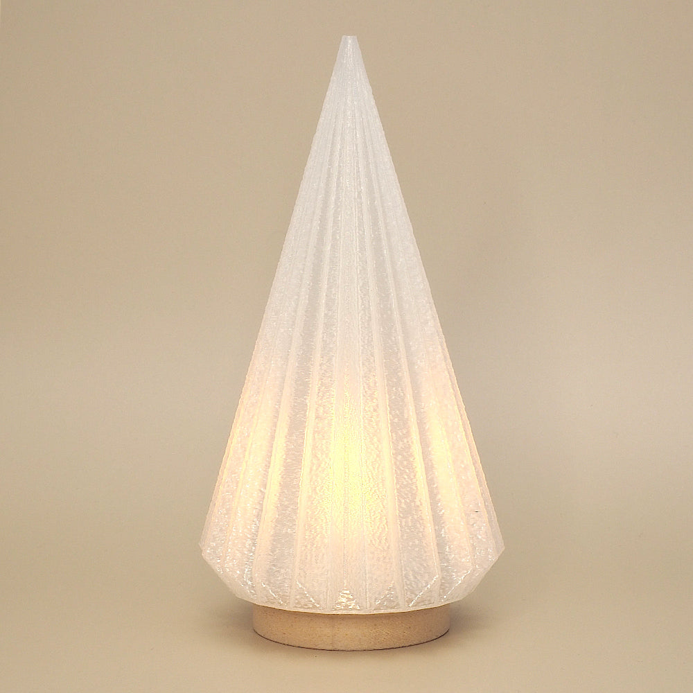 Kegle juletræ fyrfadsstage i birk og transparent PLA – blødt lys og roligt udtryk, produceret i 3D print i Danmark