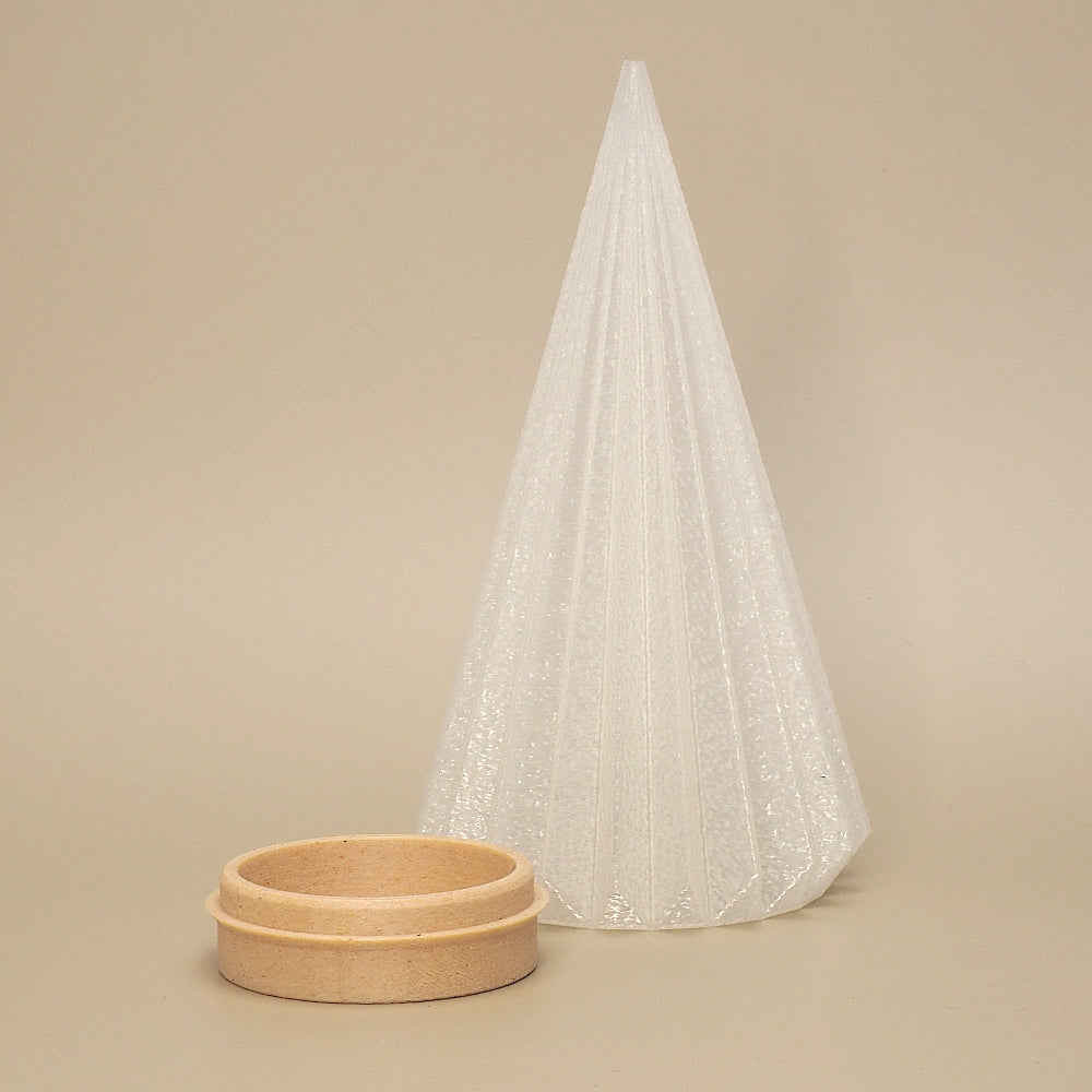 Kegle juletræ fyrfadsstage i transparent birklook – enkelt formsprog og rolig dekoration til stille vinterstunder