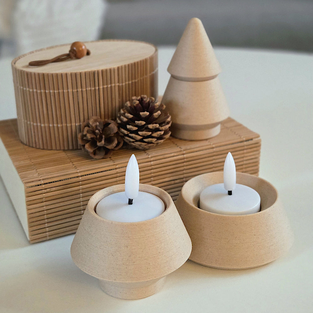 Modul juletræ som adventsopstilling med to lys – enkel, afbalanceret dekoration produceret i 3D print med fokus på ro i hjemmet