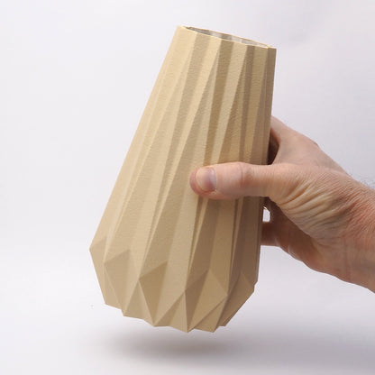 20 cm beige KANT vase i dansk design med lodret rytme, vist i hånd for størrelse