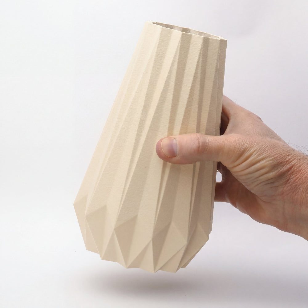 20 cm cream KANT vase i dansk design med lodret rytme, vist i hånd for størrelse