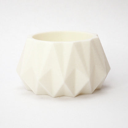 KANT fyrfadsstage i hvid til LED fyrfadslys – mat finish og ribbet origami struktur