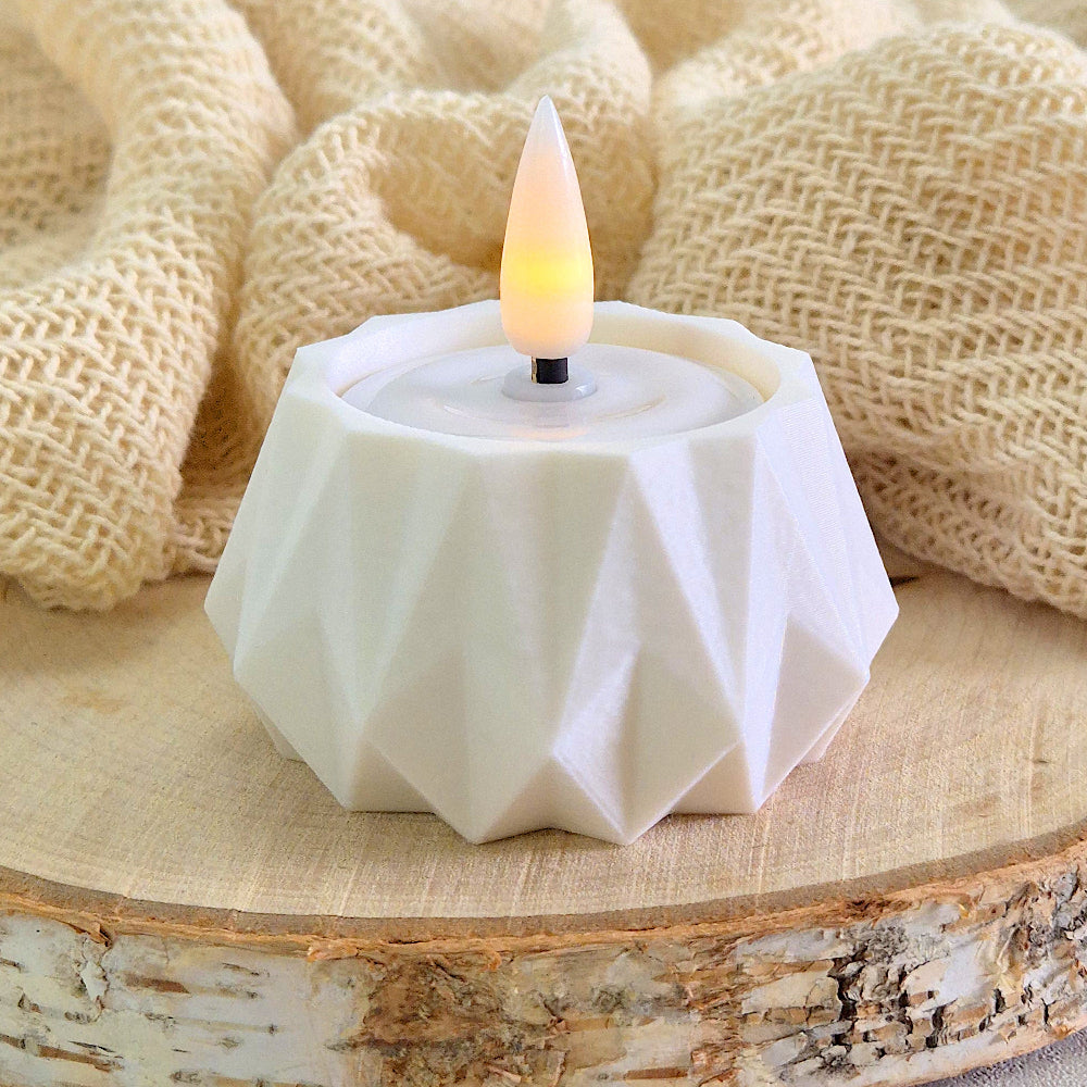 Hvid KANT fyrfadsstage med LED lys – skaber ro og balance i lyse omgivelser