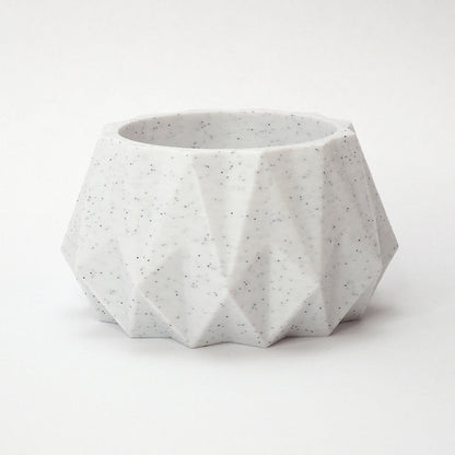 KANT fyrfadsstage i marmor til LED fyrfadslys – mat finish og ribbet origami struktur