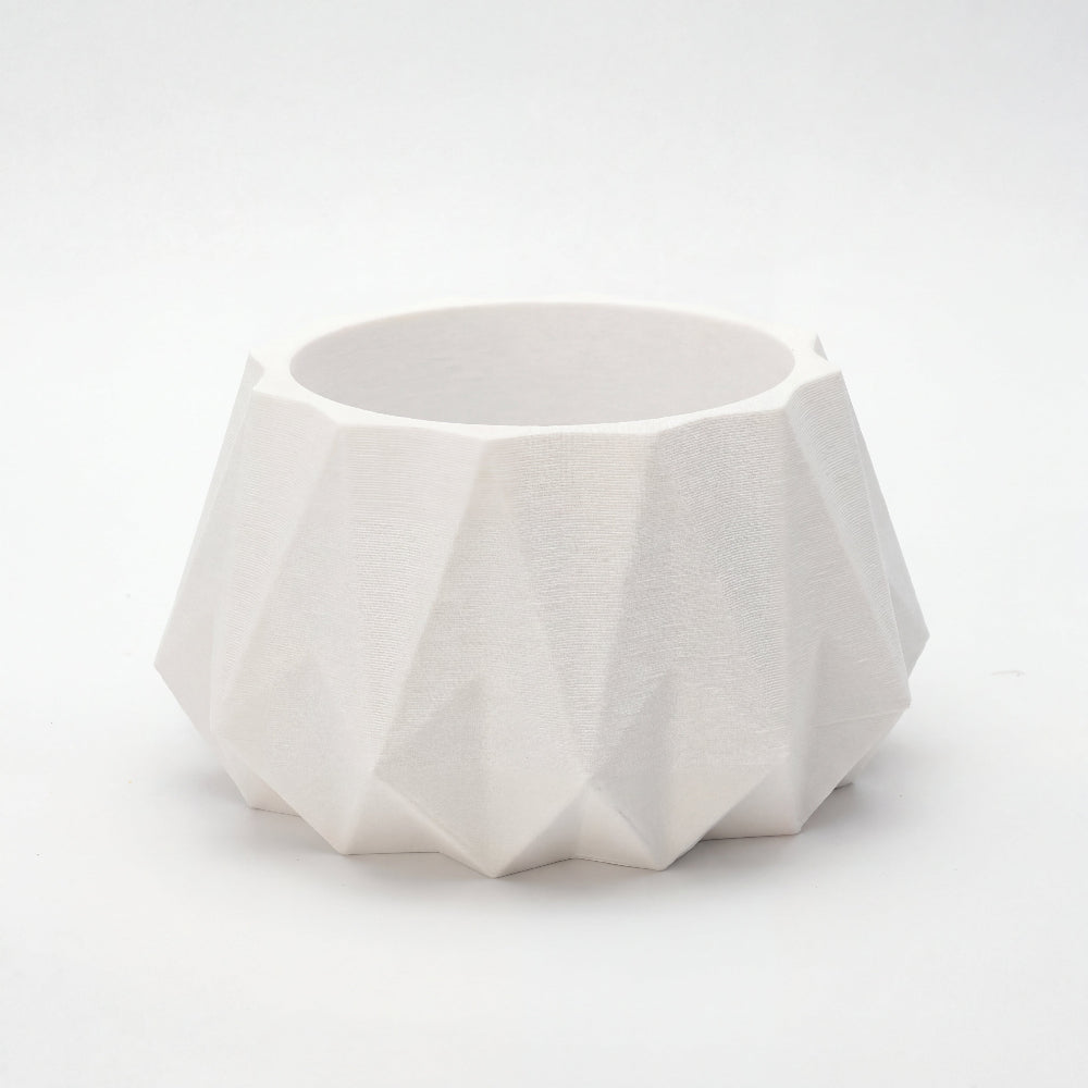 KANT fyrfadsstage til LED fyrfadslys i hvid– mat finish og ribbet origami struktur