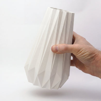 20 cm hvid KANT vase i dansk design med lodret rytme, vist i hånd for størrelse