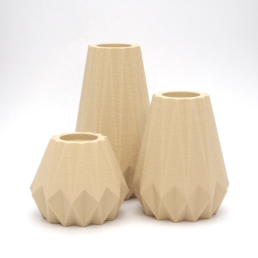 KANT LED lysestage sæt i beige – 3 lysestager med geometriske formsprog og taktile facetter - bærdygtig dansk design