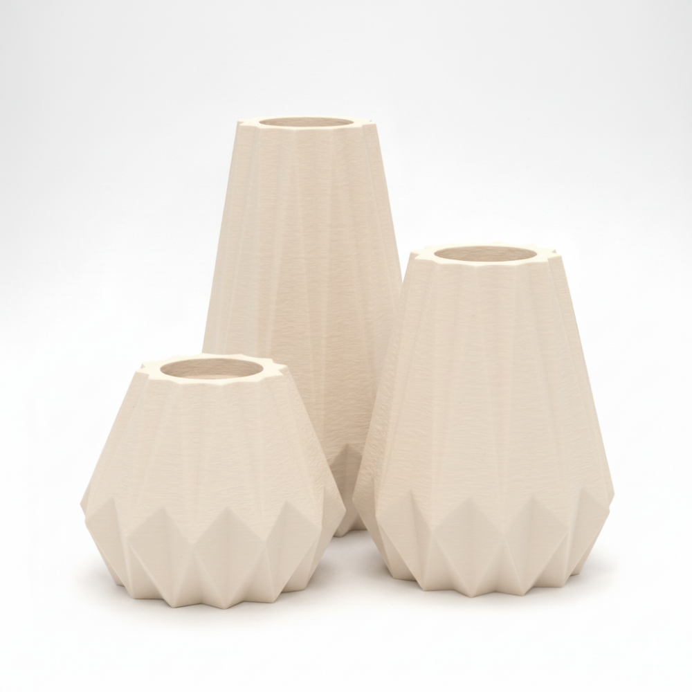 KANT lysestage sæt i cream – 3 lysestager med geometriske formsprog og taktile facetter - bærdygtig dansk design
