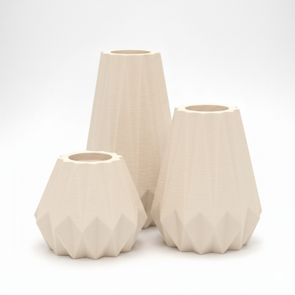 KANT lysestage sæt i cream – 3 lysestager med geometriske formsprog og taktile facetter - bærdygtig dansk design