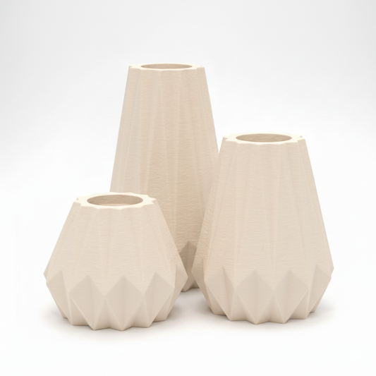 KANT lysestage sæt i cream – 3 lysestager med geometriske formsprog og taktile facetter - bærdygtig dansk design