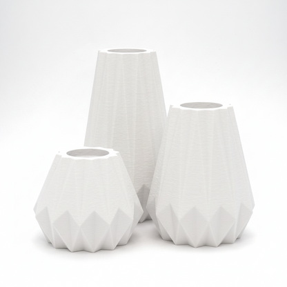 KANT lysestage sæt i hvid – 3 lysestager med geometriske formsprog og taktile facetter - bærdygtig dansk design