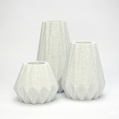 KANT lysestage sæt i marmorlook – 3 lysestager med geometriske formsprog og taktile facetter - bærdygtig dansk design