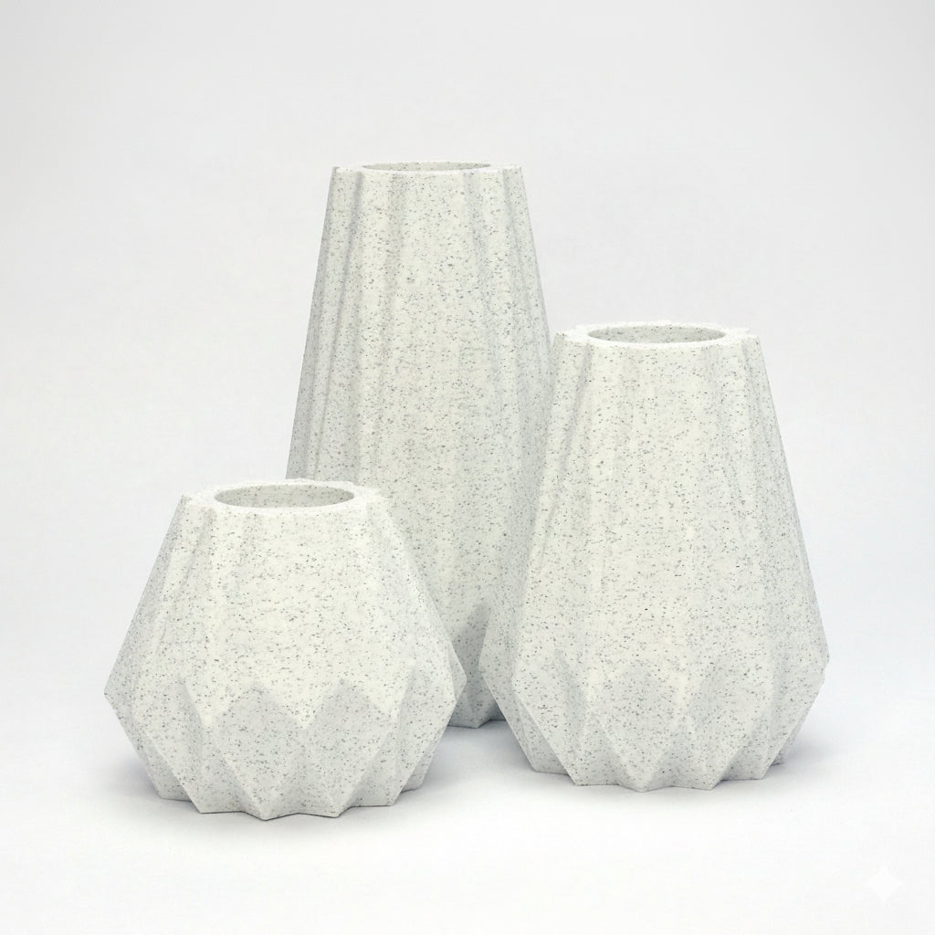 KANT lysestage sæt i marmorlook – 3 lysestager med geometriske formsprog og taktile facetter - bærdygtig dansk design