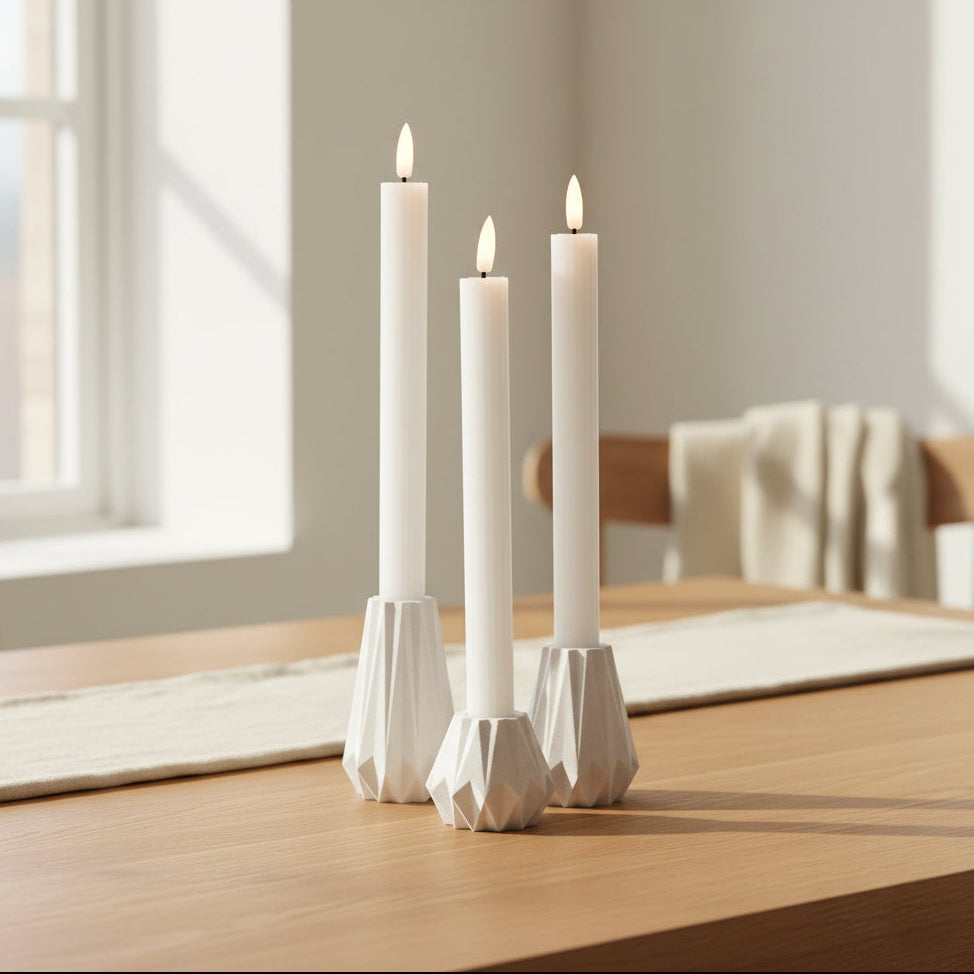 Tre KANT lysestager i hvid 3D print med LED kronelys på spisebordet – dansk design med geometriske former og rolig stemning