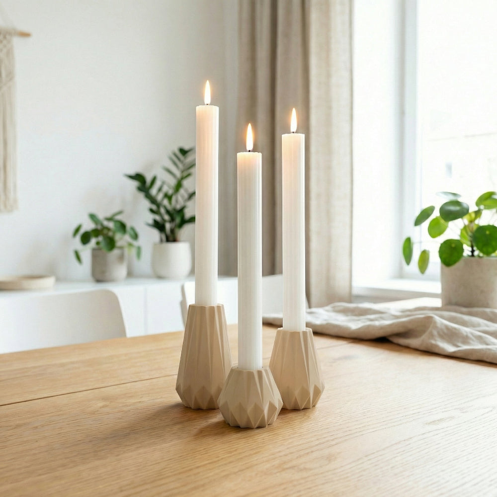 KANT lysestagesæt i beige med tre tændte LED kronelys på træbord