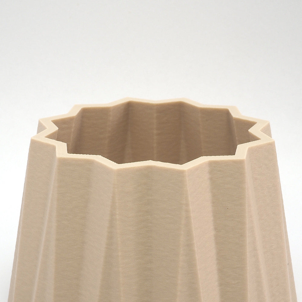 Detalje af riller og topkant på KANT beige vase – Dansk design til tørrede blomster 