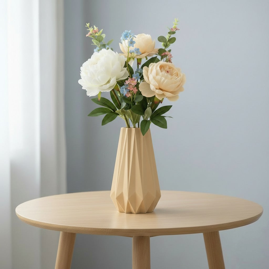 KANT vase i beige med blomster – origami inspireret vase i roligt dansk design