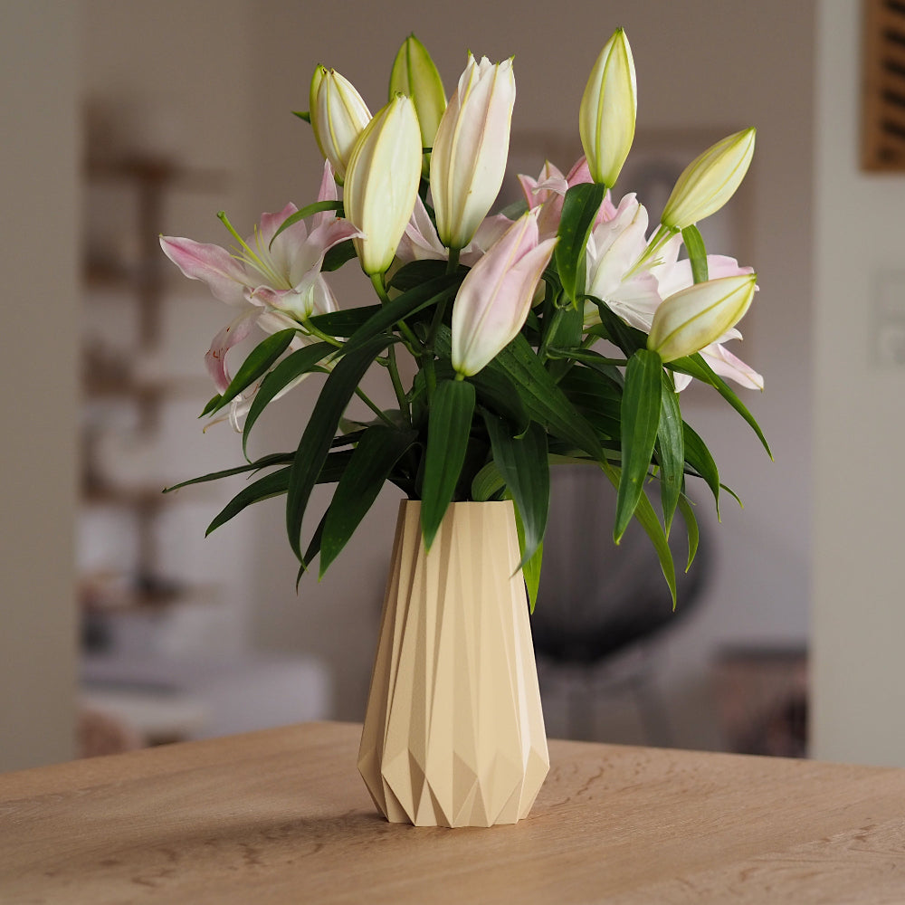KANT vase i beige med blomster på spisebord – origami inspireret vase i roligt dansk design