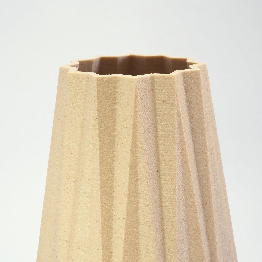 Detalje af riller og topkant på KANT birk vase – Dansk design til tørrede blomster 