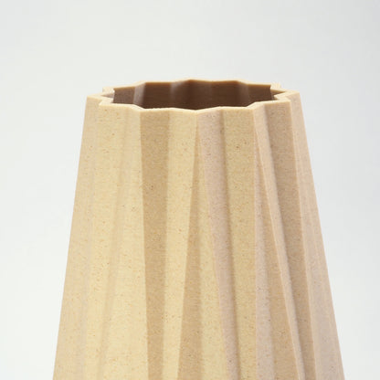 Detalje af riller og topkant på KANT birk vase – Dansk design til tørrede blomster 