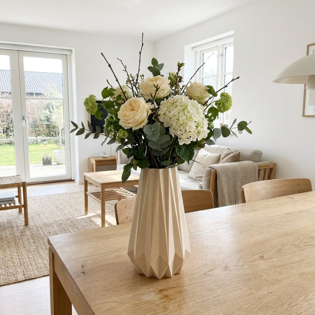 KANT vase i birk med blomster – origami inspireret vase i roligt dansk design