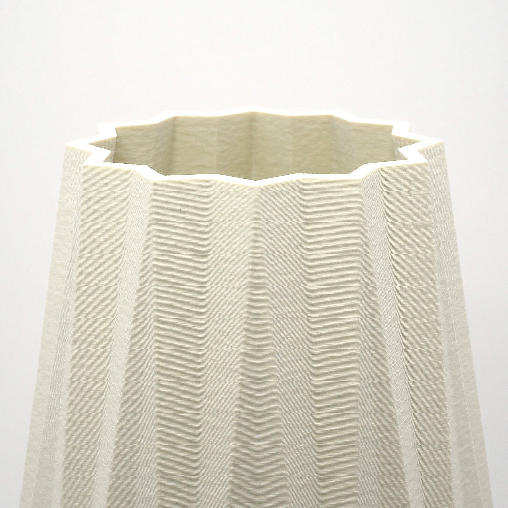 Detalje af riller og topkant på KANT vase i cream – Dansk design til tørrede blomster 