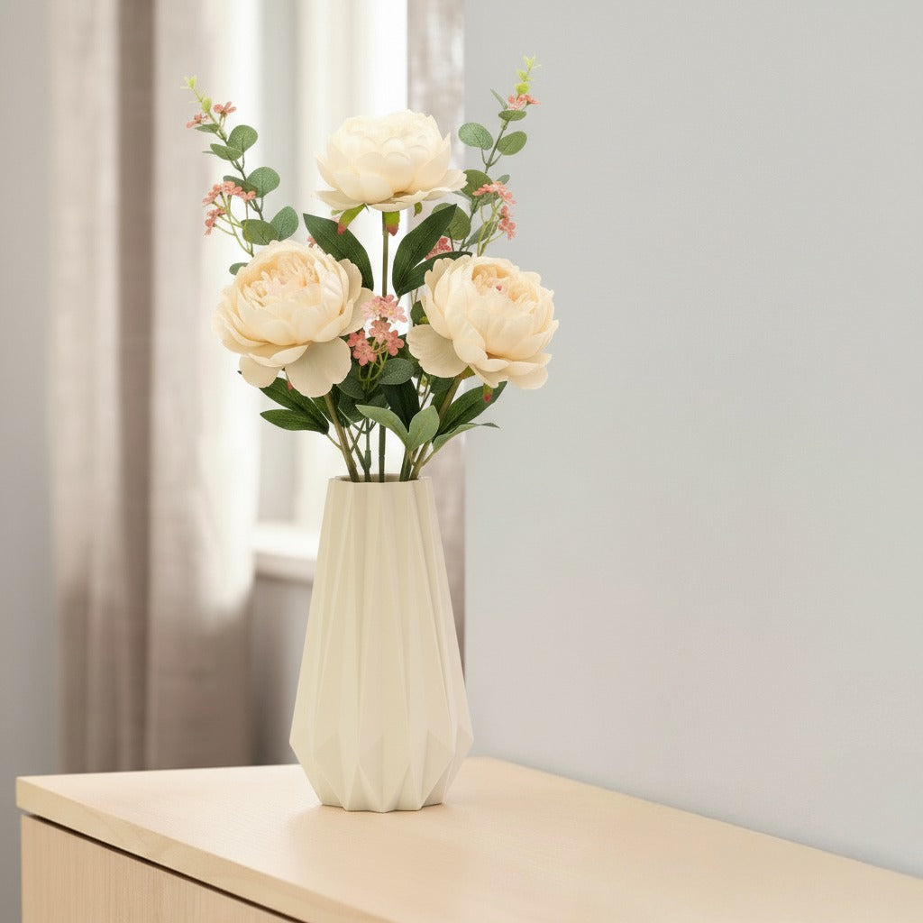 KANT vase i cream med blomster – origami inspireret 3D print vase i dansk design