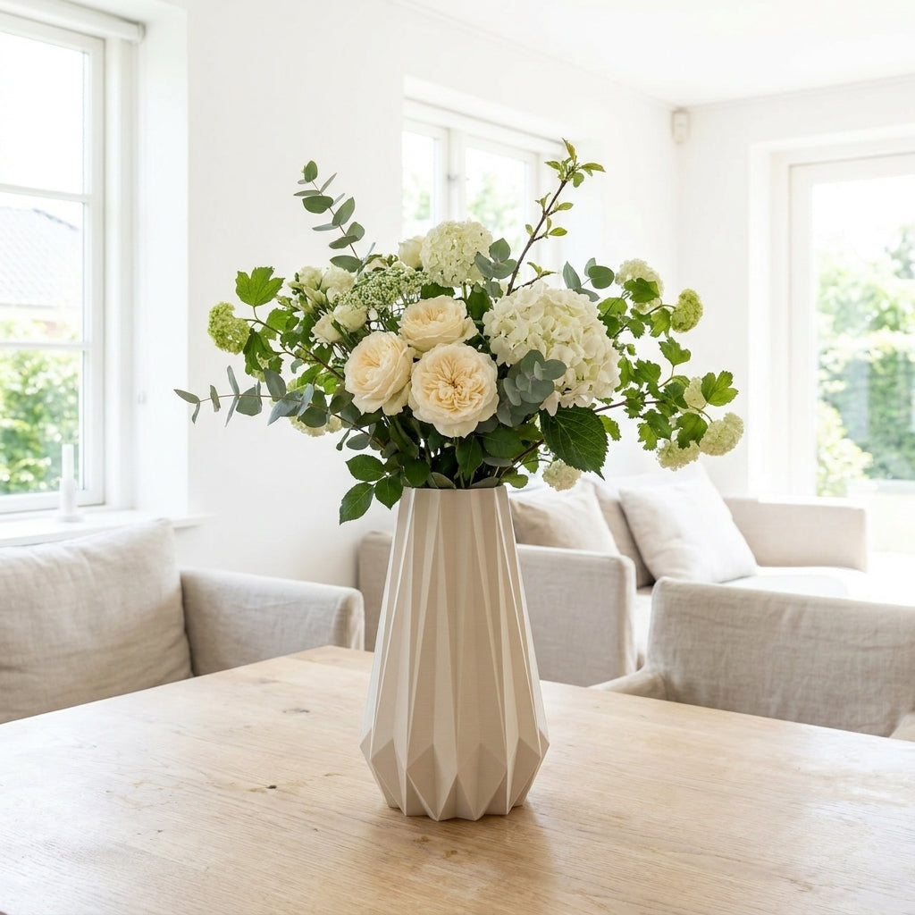 KANT vase i cream med blomster – origami inspireret 3D print vase i dansk design
