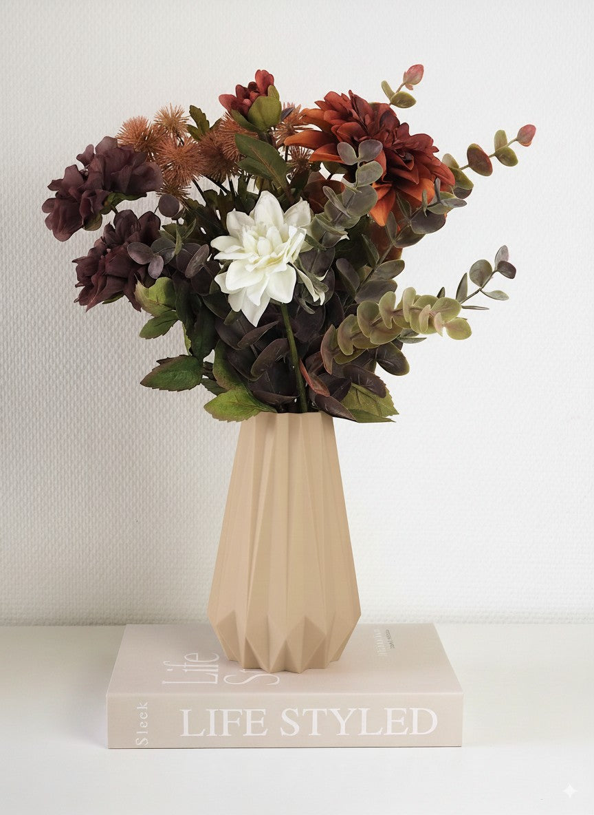 KANT vase i beige med blomster – indbydende og varm stemning i hjemmet