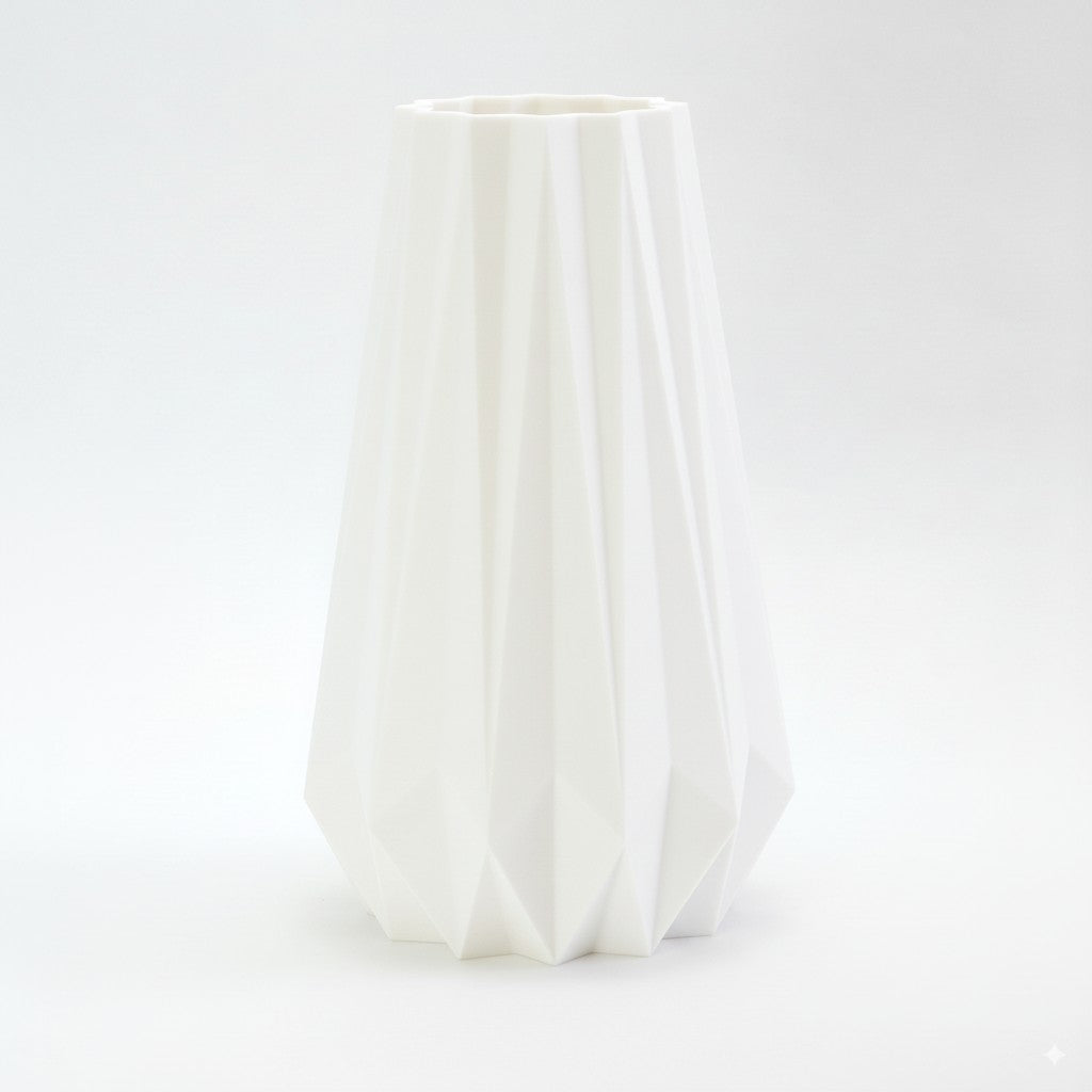 KANT vase i hvid – naturfarvet dansk design inspireret af origami