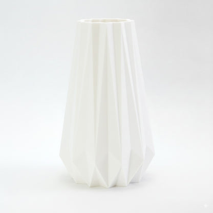 KANT vase i hvid – naturfarvet dansk design inspireret af origami