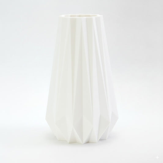 KANT vase i hvid – naturfarvet dansk design inspireret af origami