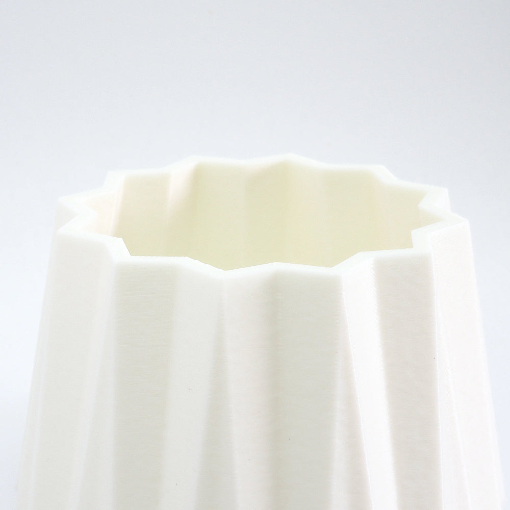 Detalje af riller og topkant på KANT vase i hvid – Dansk design til tørrede blomster 