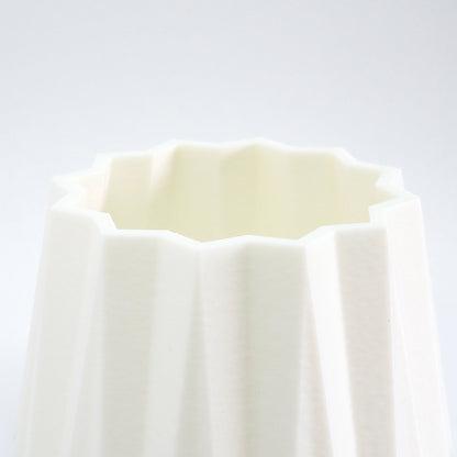 Detalje af riller og topkant på KANT vase i hvid – Dansk design til tørrede blomster 