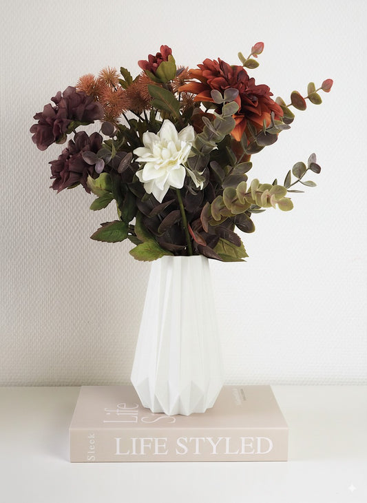 KANT vase i hvid med blomster – indbydende og varm stemning i hjemmet