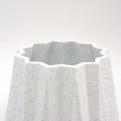 Detalje af riller og topkant på KANT vase i marmorlook – Dansk design til tørrede blomster 