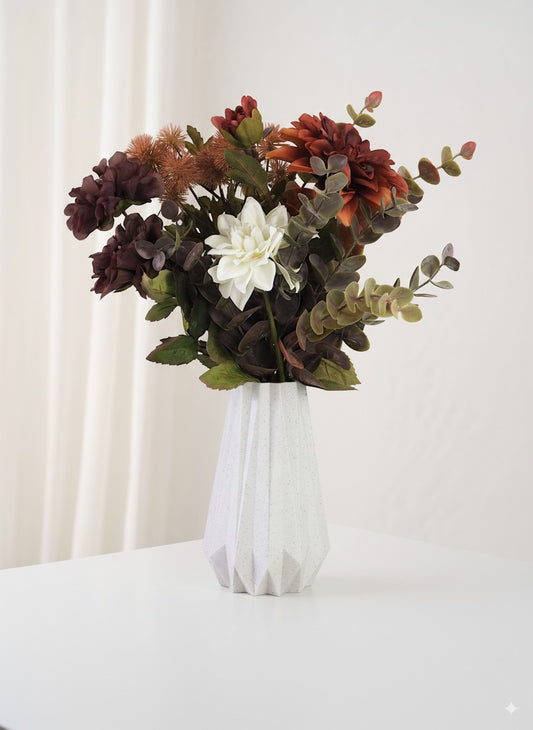 KANT vase i birk med blomster på hvidt bord – indbydende og varm stemning i hjemmet