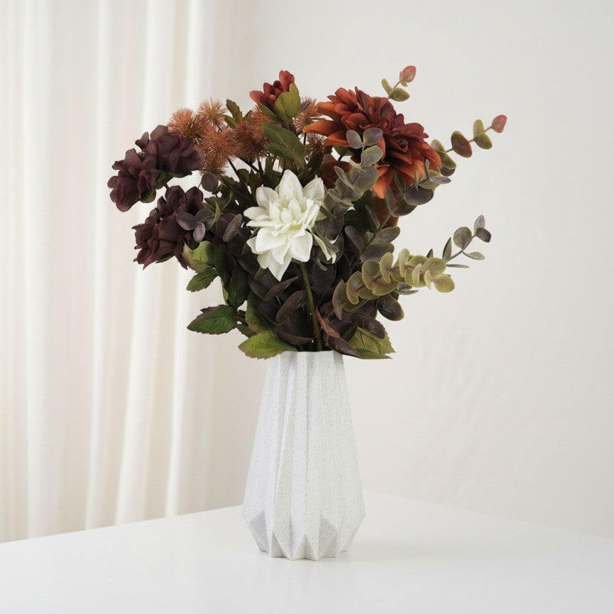 KANT vase i birk med blomster på hvidt bord – indbydende og varm stemning i hjemmet