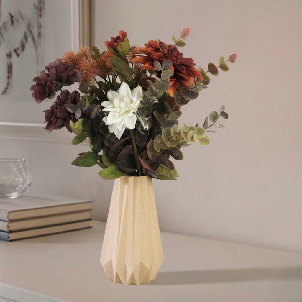 KANT vase i beige med blomster. Origami inspireret dansk design