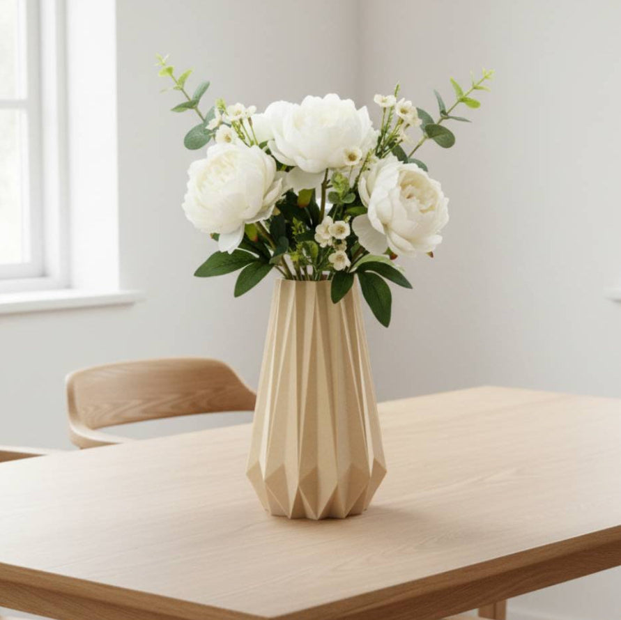 KANT vase i birk med blomster, placeret på spisebordet - bæredygtig rolig dansk design