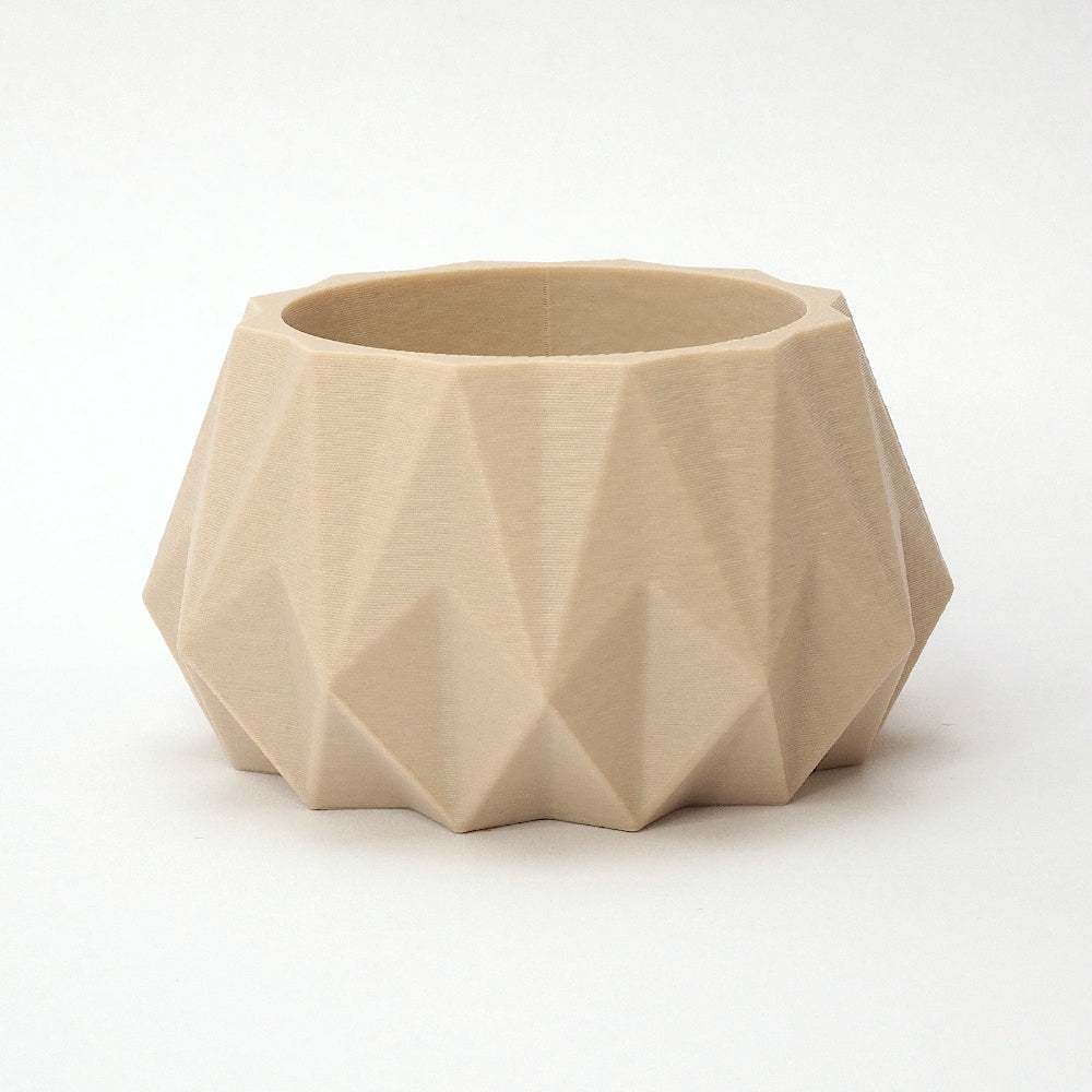 KANT fyrfadsstage i beige til LED fyrfadslys – mat finish og ribbet origami struktur