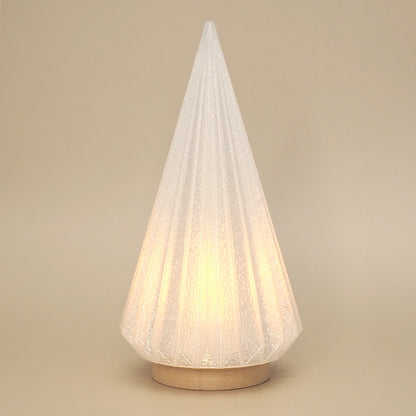 Kegle juletræ fyrfadsstage som julepynt og julelysestage med blødt lys og bund i træfyldt materiale