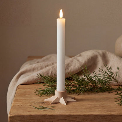 LED lysestage til kronelys med stjerne design i birk – minimalistisk julepynt med varmt lys uden stearin