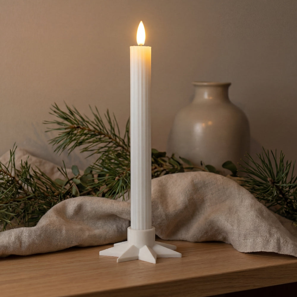 LED lysestage til kronelys med stjerne design i hvid – minimalistisk julepynt med varmt lys uden stearin